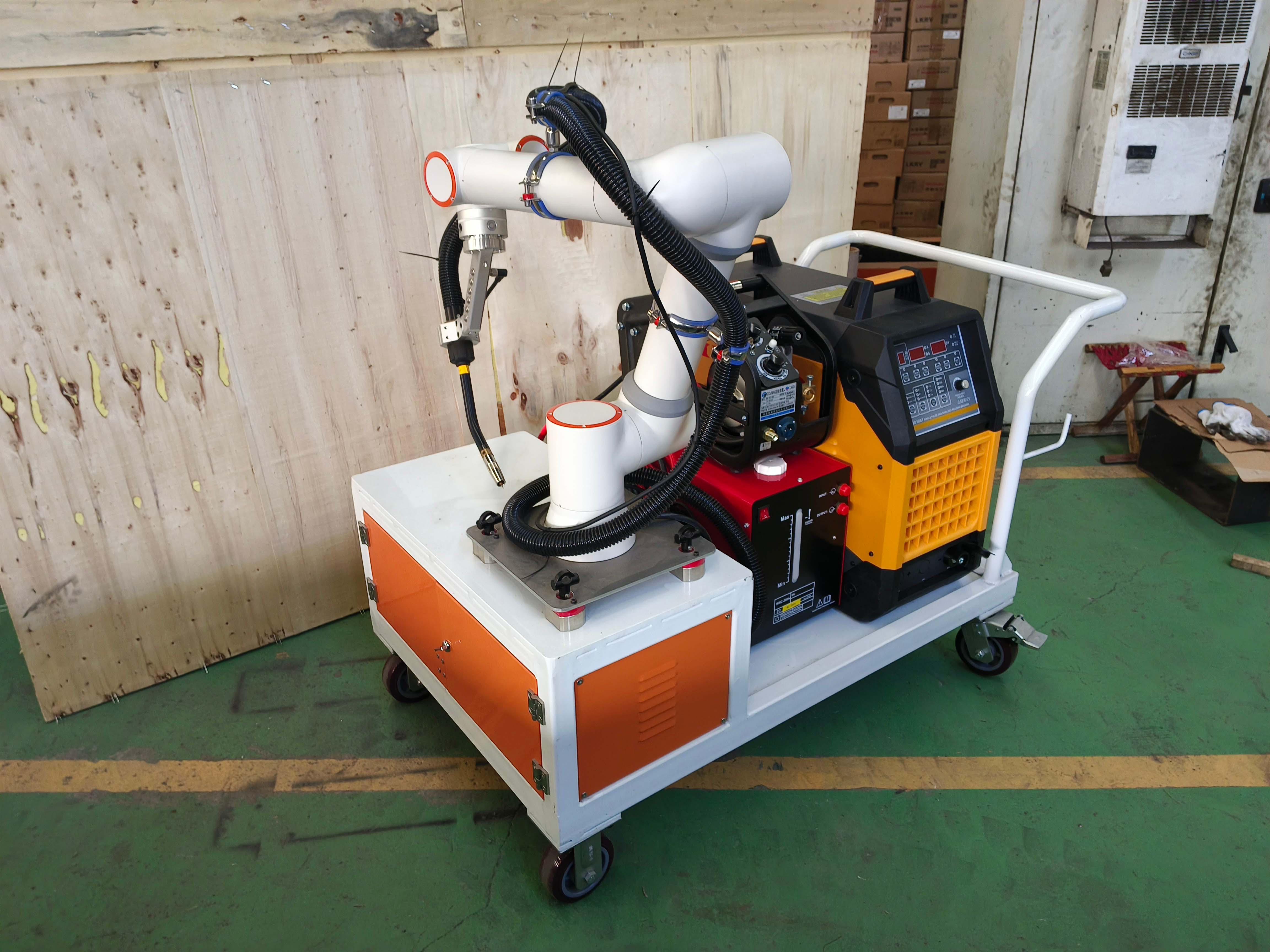 Auxiliary welding robot
